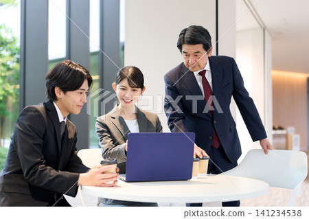 在辦公室開會的商務人士 141234538