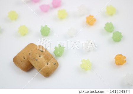 一張硬餅乾和金平糖(糖果)的照片,代表防災措施。 一張硬餅乾和金平糖(糖果)的照片,代表防災措施。 141234574
