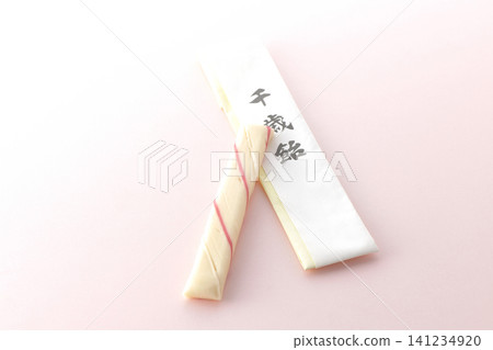 千歲糖在粉紅色背景下拍攝的照片。 141234920