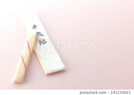 千歲糖在粉紅色背景下拍攝的照片。 千歲糖在粉紅色背景下拍攝的照片。 141234921