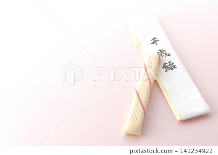 千歲糖在粉紅色背景下拍攝的照片。 141234922