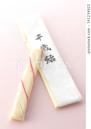 千歲糖在粉紅色背景下拍攝的照片。 千歲糖在粉紅色背景下拍攝的照片。 141234923
