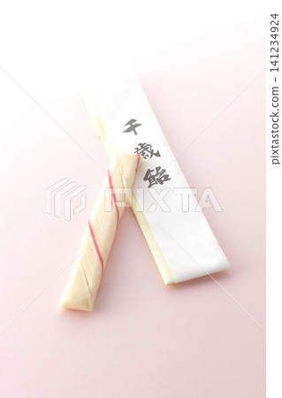 千歲糖在粉紅色背景下拍攝的照片。 千歲糖在粉紅色背景下拍攝的照片。 141234924