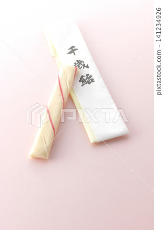 千歲糖在粉紅色背景下拍攝的照片。 千歲糖在粉紅色背景下拍攝的照片。 141234926