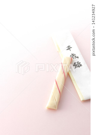 千歲糖在粉紅色背景下拍攝的照片。 千歲糖在粉紅色背景下拍攝的照片。 141234927