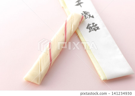 千歲糖在粉紅色背景下拍攝的照片。 千歲糖在粉紅色背景下拍攝的照片。 141234930