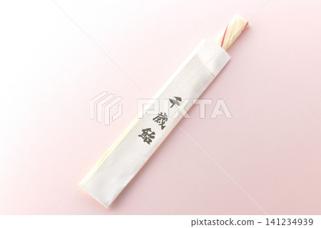 千歲糖在粉紅色背景下拍攝的照片。 千歲糖在粉紅色背景下拍攝的照片。 141234939