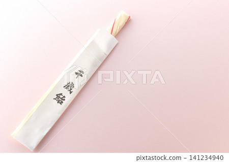 千歲糖在粉紅色背景下拍攝的照片。 千歲糖在粉紅色背景下拍攝的照片。 141234940