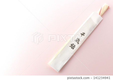 千歲糖在粉紅色背景下拍攝的照片。 千歲糖在粉紅色背景下拍攝的照片。 141234941