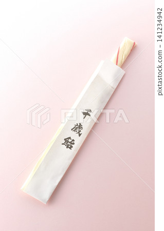 千歲糖在粉紅色背景下拍攝的照片。 千歲糖在粉紅色背景下拍攝的照片。 141234942