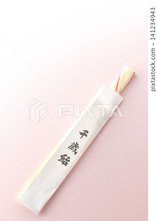 千歲糖在粉紅色背景下拍攝的照片。 千歲糖在粉紅色背景下拍攝的照片。 141234943