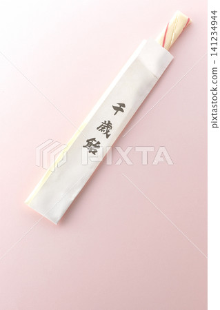 千歲糖在粉紅色背景下拍攝的照片。 141234944