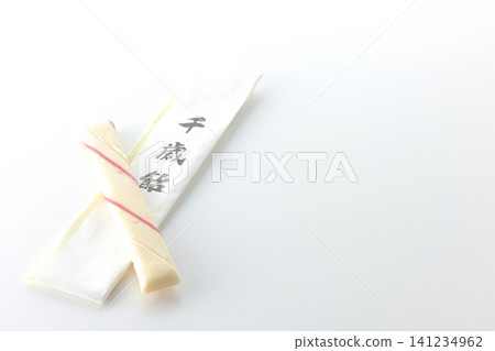 以白色背景拍攝的千歲糖 141234962