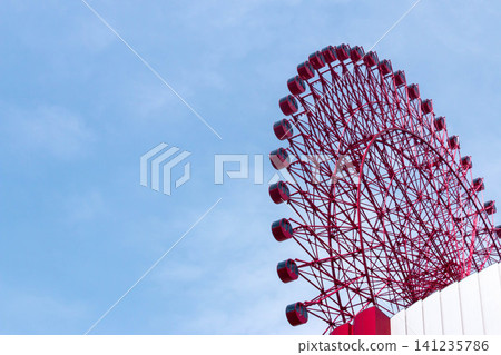 藍天與紅色摩天輪形成鮮明對比,令人聯想到旅遊休閒的景象。 藍天與紅色摩天輪形成鮮明對比,令人聯想到旅遊休閒的景象。 141235786