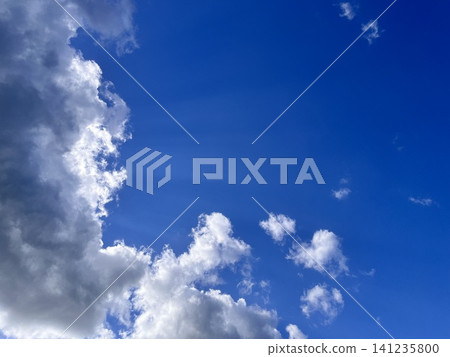 神秘的天空，朵朵白雲緩緩升起，湛藍的天空令人屏息。柔和的光線穿透背景，灑下斑駁的光影。 141235800