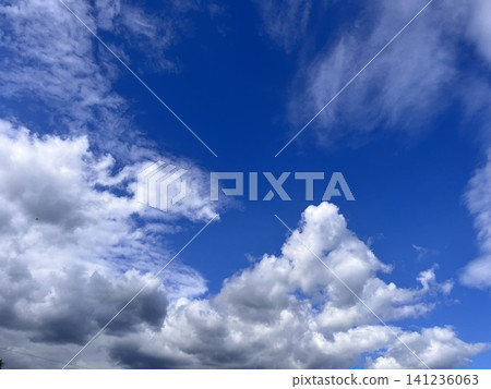 潔白的積雲在湛藍的天空下緩緩升起。這是一張清新而充滿活力的夏日天空背景圖。 潔白的積雲在湛藍的天空下緩緩升起。這是一張清新而充滿活力的夏日天空背景圖。 141236063
