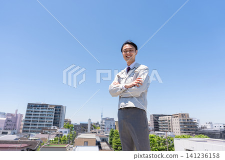 Blue sky and businessmen in work clothes Blue sky and businessmen in work clothes 141236158