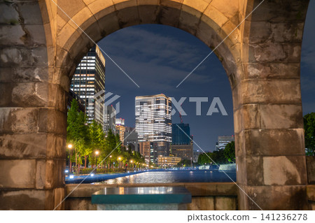 丸之內海濱和摩天大樓的夜景 丸之內海濱和摩天大樓的夜景 141236278