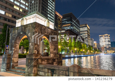 丸之內海濱和摩天大樓的夜景 丸之內海濱和摩天大樓的夜景 141236279
