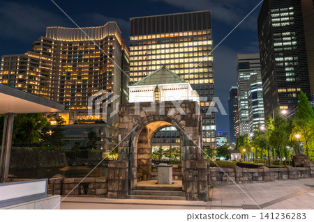 丸之內海濱和摩天大樓的夜景 丸之內海濱和摩天大樓的夜景 141236283