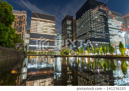 丸之內海濱和摩天大樓的夜景 141236285