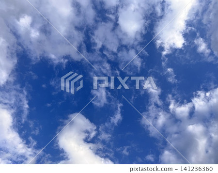 湛藍的天空和立體的白雲,清新怡人。非常適合當背景或留白,展現美好的夏日風情。 湛藍的天空和立體的白雲,清新怡人。非常適合當背景或留白,展現美好的夏日風情。 141236360