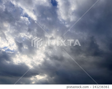 陰雲密布,光線透過雲層縫隙灑下,構成一幅戲劇性的畫面。背景是變幻莫測的天氣和抽象的概念。 陰雲密布,光線透過雲層縫隙灑下,構成一幅戲劇性的畫面。背景是變幻莫測的天氣和抽象的概念。 141236361
