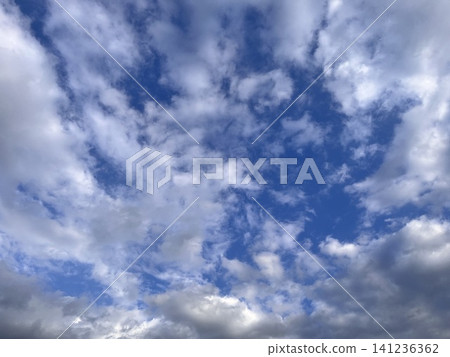 螢幕上充滿美麗的積雲和蔚藍的天空。這是一張自然開闊的天空背景圖。 螢幕上充滿美麗的積雲和蔚藍的天空。這是一張自然開闊的天空背景圖。 141236362