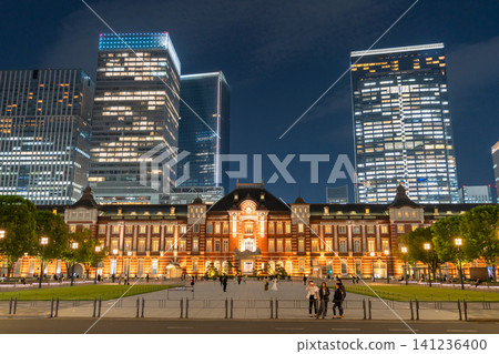 Night view of Marunouchi Gyoko-dori overlooking Tokyo Station Night view of Marunouchi Gyoko-dori overlooking Tokyo Station 141236400