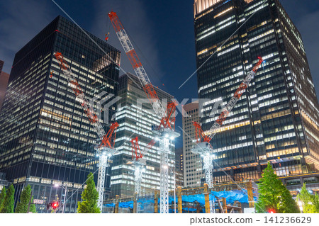 丸之內建築工地與摩天大樓的夜景 丸之內建築工地與摩天大樓的夜景 141236629
