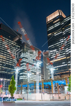 丸之內建築工地與摩天大樓的夜景 丸之內建築工地與摩天大樓的夜景 141236630