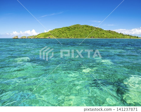 漂浮在清澈碧藍大海中的大上島。 漂浮在清澈碧藍大海中的大上島。 141237871