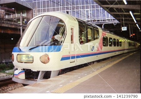 復古風格的JR度假列車「愛德爾號」停靠在車站的場景。 復古風格的JR度假列車「愛德爾號」停靠在車站的場景。 141239790