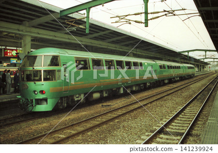 一列綠色的JR度假列車,以及它在月台上等待發車的場景。 一列綠色的JR度假列車,以及它在月台上等待發車的場景。 141239924