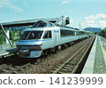 水晶特快列車，JR 的一列觀光列車，擁有美麗的全景車窗。 141239999