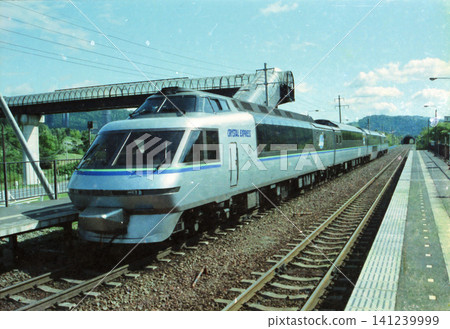 水晶特快列車,JR 的一列觀光列車,擁有美麗的全景車窗。 水晶特快列車,JR 的一列觀光列車,擁有美麗的全景車窗。 141239999
