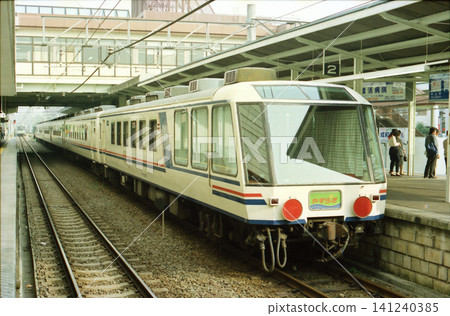 JR安良木號列車,設有獨特的玻璃封閉式觀光車廂,以及車站景色。 JR安良木號列車,設有獨特的玻璃封閉式觀光車廂,以及車站景色。 141240385