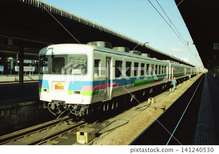 JR度假列車紀之國號在藍天下等待出發。 JR度假列車紀之國號在藍天下等待出發。 141240530