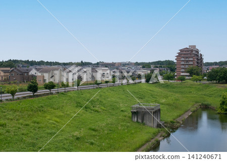 千葉縣印西市的新城和蓄水池:鬱鬱蔥蔥的綠色住宅區城市景觀。 千葉縣印西市的新城和蓄水池:鬱鬱蔥蔥的綠色住宅區城市景觀。 141240671