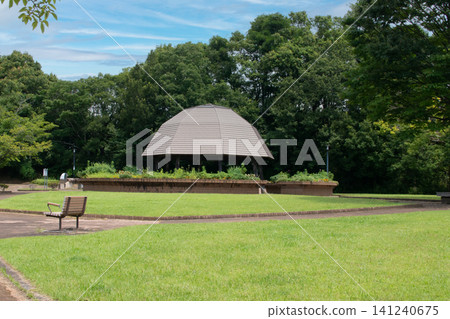 千葉縣印西市松蟲姬公園:綠樹成蔭的城市公園,設有草坪和涼亭。夏季景色宜人。 千葉縣印西市松蟲姬公園:綠樹成蔭的城市公園,設有草坪和涼亭。夏季景色宜人。 141240675