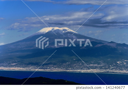 從伊豆半島伊豆山脊步道上的達摩山頂眺望，富士山被雲霧遮蔽。 141240677