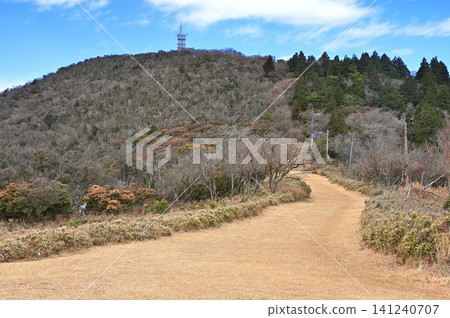 Mount Kinkan as seen from the firebreak trail on Darumayama Plateau along the Izu Mountain Ridge Trail on the Izu Peninsula. Mount Kinkan as seen from the firebreak trail on Darumayama Plateau along the Izu Mountain Ridge Trail on the Izu Peninsula. 141240707