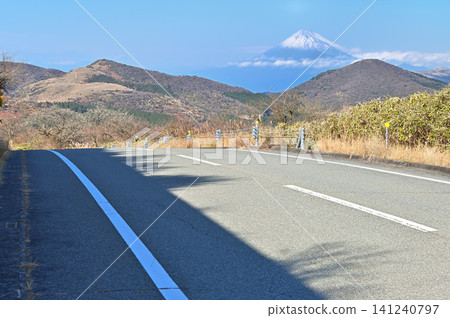 初冬時節,從伊豆半島伊豆山脊步道仁名峠的公路看到的富士山。 初冬時節,從伊豆半島伊豆山脊步道仁名峠的公路看到的富士山。 141240797