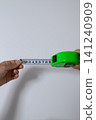 Extend the measuring tape and measure 141240909