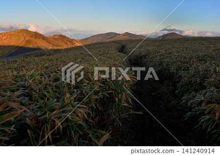 Nishina Pass Observatory on the Izu Peninsula: The morning sun shines on the Izu mountain ridge trail and Mount Fuji. Nishina Pass Observatory on the Izu Peninsula: The morning sun shines on the Izu mountain ridge trail and Mount Fuji. 141240914