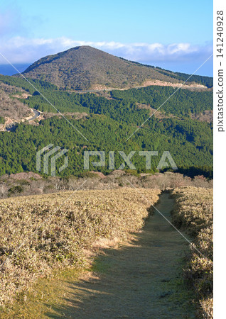 伊豆半島上的伊豆山脊步道:仁名峠附近的一條長滿青草的山脊步道,可以欣賞玉之山的景色。 伊豆半島上的伊豆山脊步道:仁名峠附近的一條長滿青草的山脊步道,可以欣賞玉之山的景色。 141240928