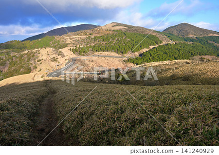伊豆半島上的伊豆山脊步道:風早峠附近的一條長滿青草的山脊步道,可以欣賞到禦尾台和玉之山的景色。 伊豆半島上的伊豆山脊步道:風早峠附近的一條長滿青草的山脊步道,可以欣賞到禦尾台和玉之山的景色。 141240929