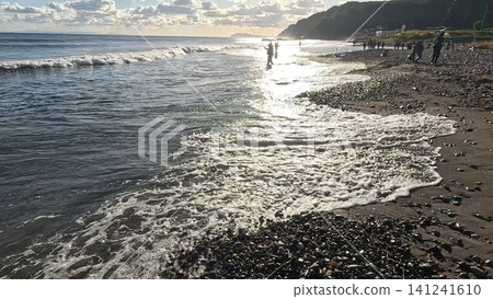 北海道積丹町三國川河口鮭魚捕撈場景 北海道積丹町三國川河口鮭魚捕撈場景 141241610
