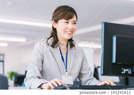 在辦公室工作的女商人 在辦公室工作的女商人 141241611