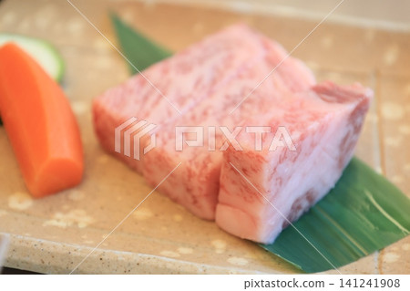 盤子裡的生肉 盤子裡的生肉 141241908